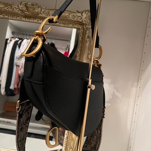 Dior black Saddle Bag with Black and Tan Tiger Embroidered Strap - Picture 4 of 8